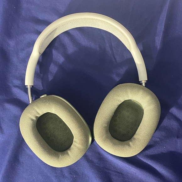 Apple AirPods Max 1st Gen in Green & White w/ Protective Case (Connection Issue) - Picture 5 of 5